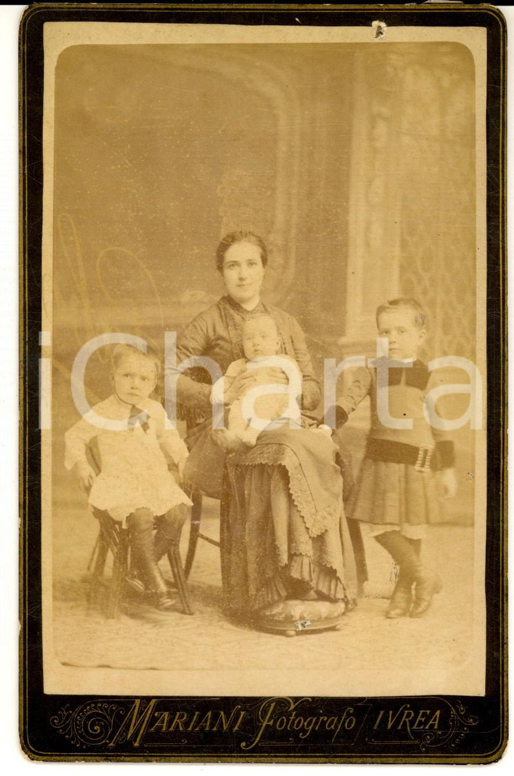 Fotografia d epoca originale 1900 ca IVREA Ritratto di madre con i tre figli Foto VINTAGE  B. MARIANI 11x16 1