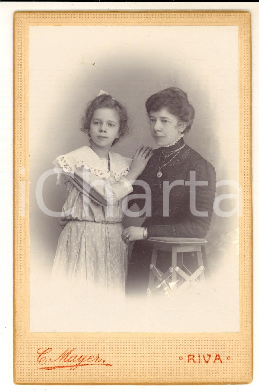 Fotografia d epoca originale 1910 ca RIVA DEL GARDA Ritratto di madre con la figlia Foto Carlo MAYER 11x17 1