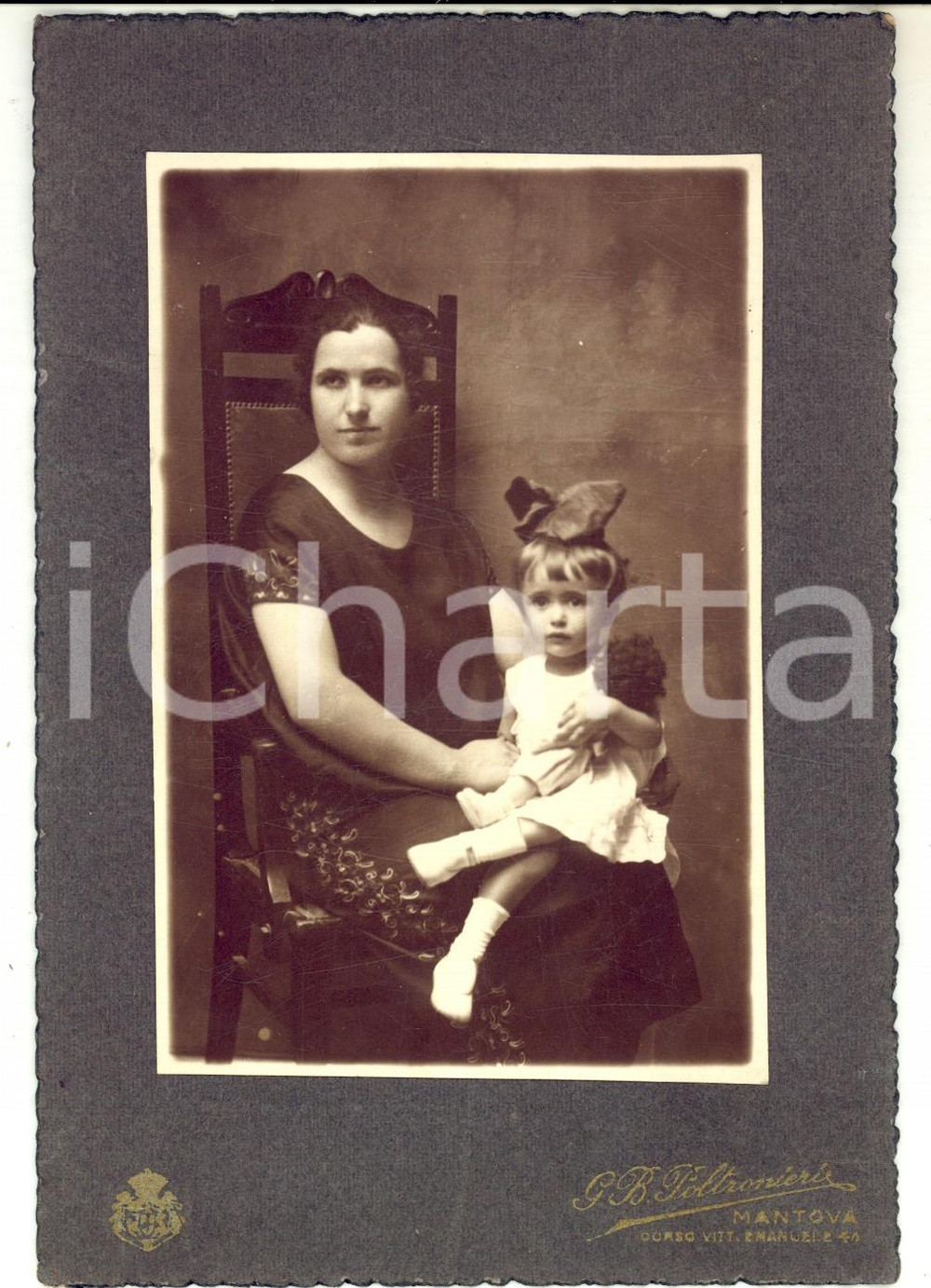Fotografia d epoca originale 1920 ca MANTOVA Ritratto di madre con figlia e bambola Foto G. B. POLTRONIERI 1