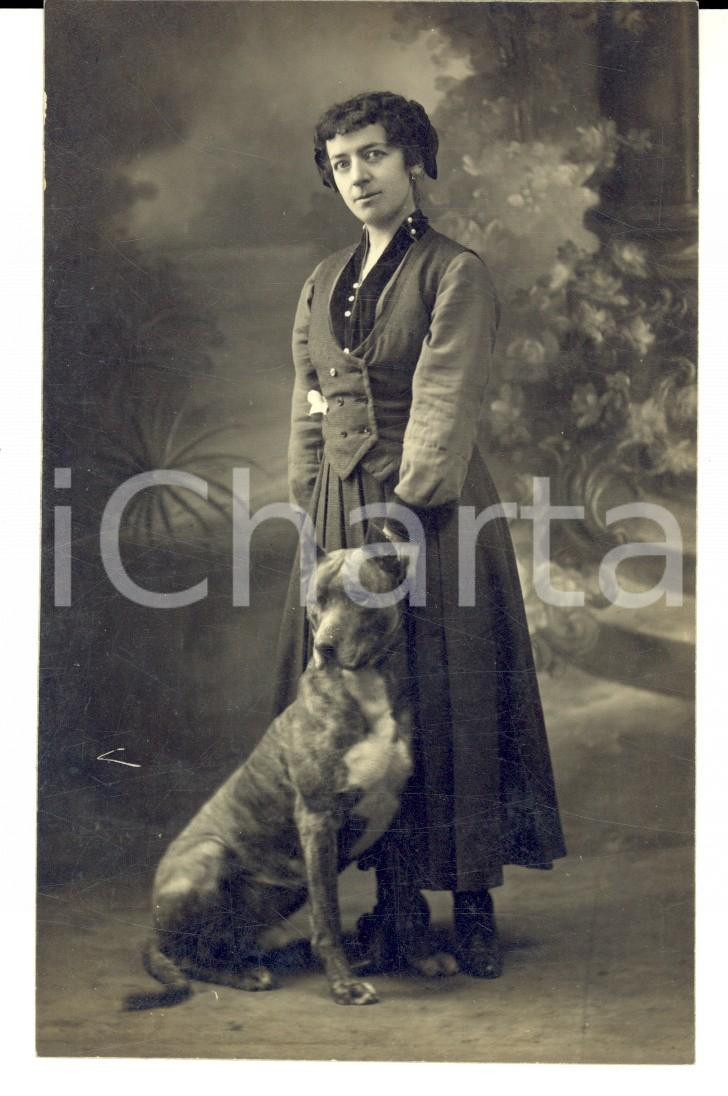 Fotografia d epoca originale 1917 PAVIA Ritratto di donna con il cane  Foto cartolina A. VOLPI VINTAGE 1