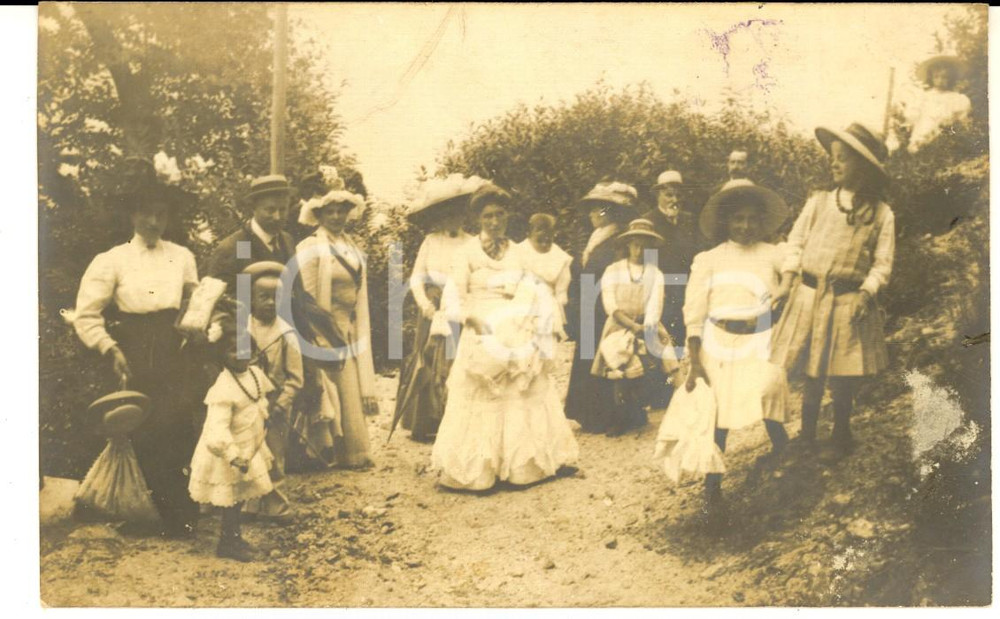 Fotografia d epoca originale 1910 ca OCCIMIANO AL Ritratto di nobile famiglia in giardino  Foto cartolina 1