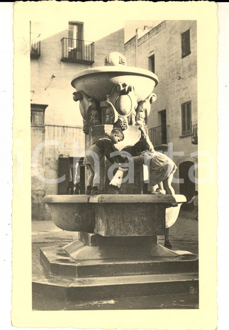Fotografia d epoca originale 1940 ca AREA ITALIANA Due bambini con la brocca alla fontana  Foto CURIOSA 1