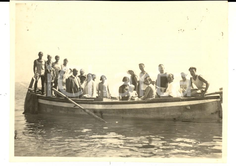 Fotografia d epoca originale 1930 PIETRA LIGURE Gitanti in barca verso l Isola di GALLINARA  Foto 11x8 cm 1