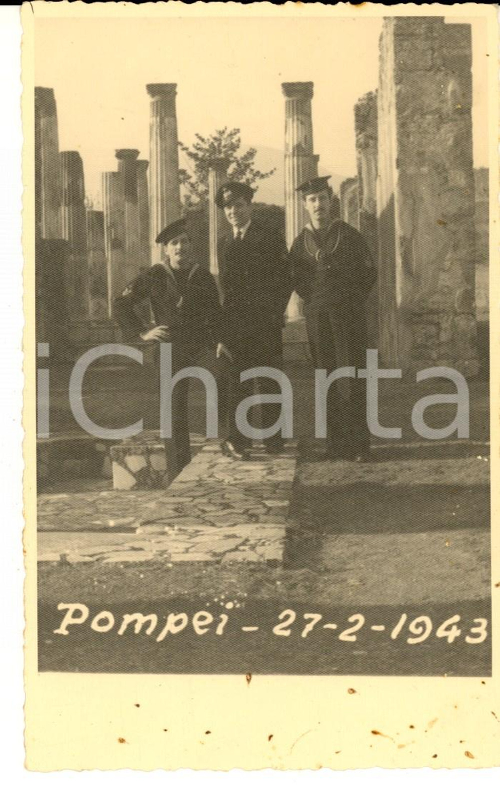 Fotografia d epoca originale 1943 POMPEI Tre ufficiali  della Regia Marina tra le colonne  Foto cartolina 1