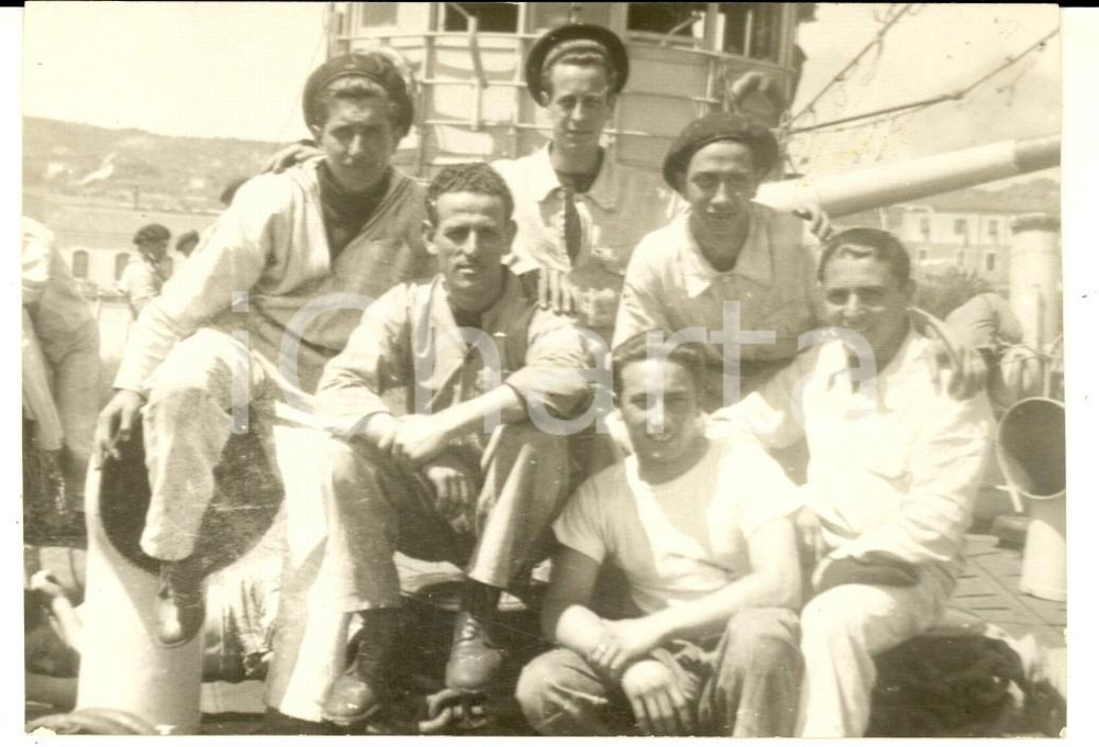 Fotografia d epoca originale 1939 LA MADDALENA Regia Torpediniera CASCINO  Marinai a bordo  Foto 12x9 cm 1