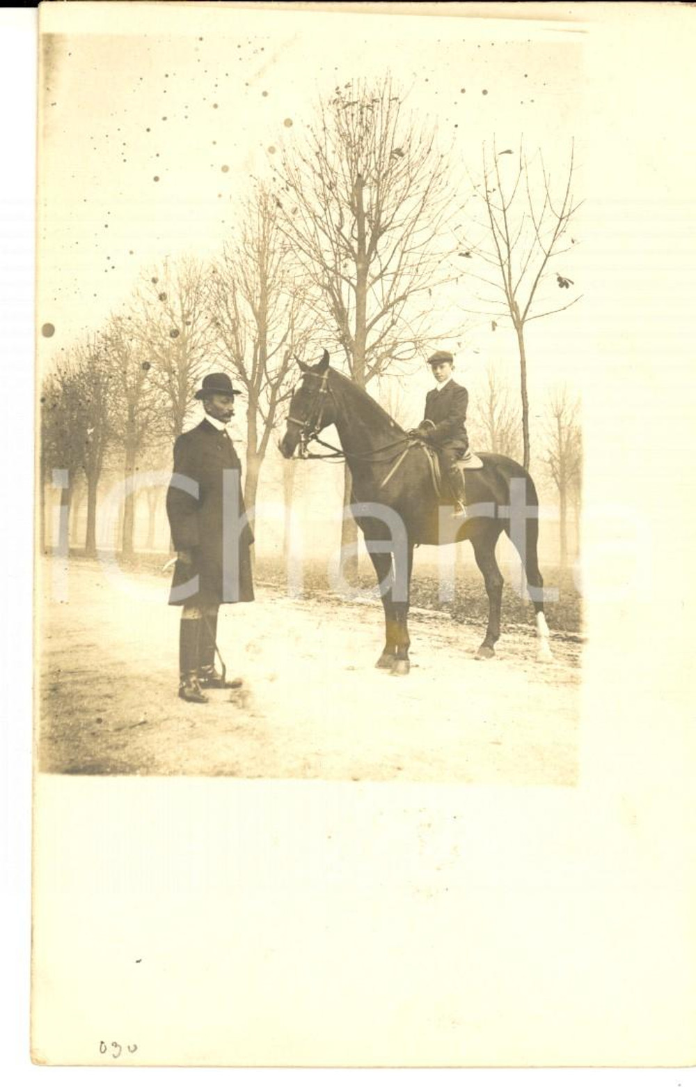 Fotografia d epoca originale 1920 ca FRANCE Lezioni di equitazione per un ragazzo Foto cartolina 1