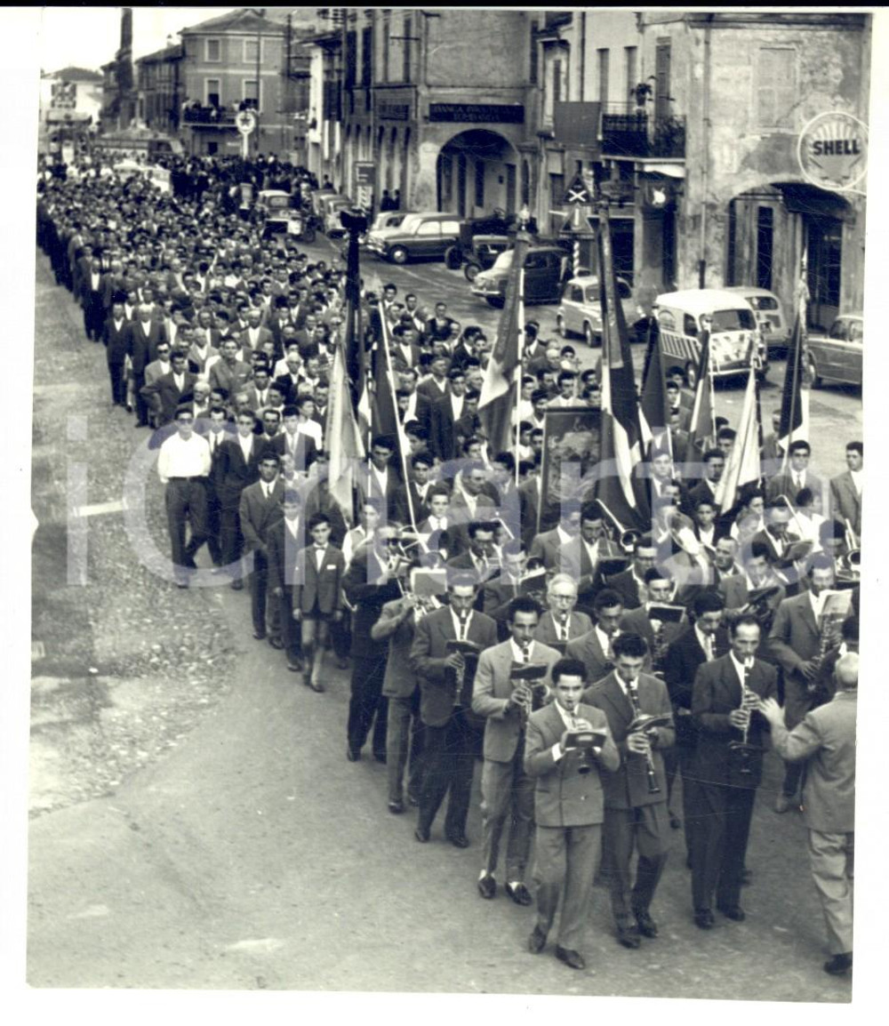 Fotografia d epoca originale 1965 ca PIADENA Processione con la banda musicale  Foto VINTAGE 11x13 cm 1