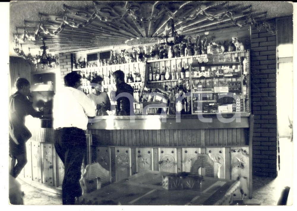 Fotografia d epoca originale 1975 LA THUILE Un tradizionale bar di montagna  Foto VINTAGE 15x10 cm 1
