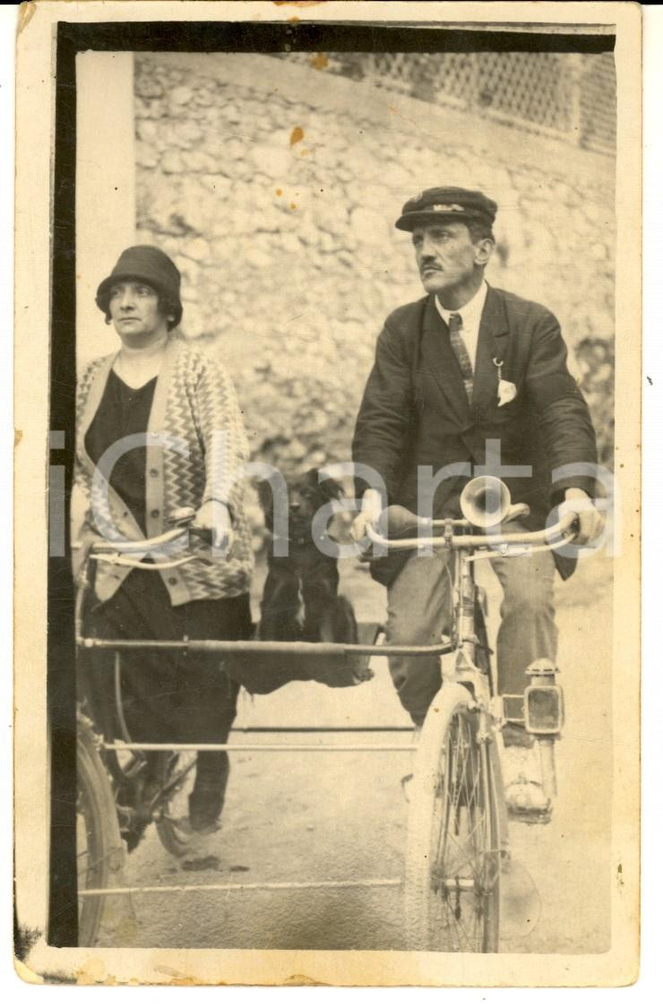 Fotografia d epoca originale 1940 ca PARIS Ritratto dei coniugi ZANCHI in tandem con il cane Foto cartolina 1