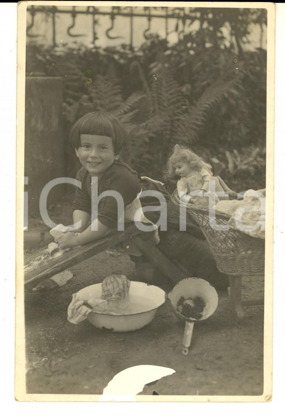 Fotografia d epoca originale 1930 ca ITALIA Bambina gioca alla lavandaia con la sua bambola Foto VINTAGE 1