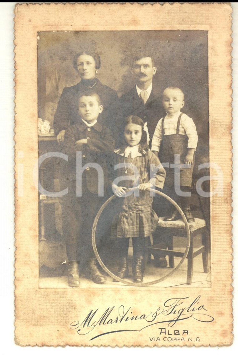 Fotografia d epoca originale 1890 ca ALBA Ritratto di famiglia con tre bambini e cerchio Foto M. MARTINA 1