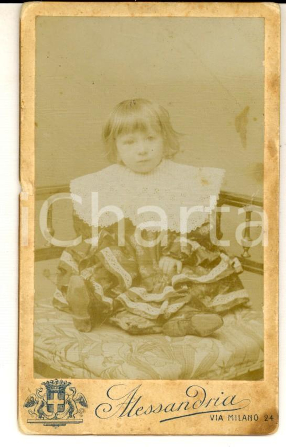 Fotografia d epoca originale 1880 ca ALESSANDRIA Ritratto bambina con abito ricamato  Foto ALESSANDRINA CDV 1