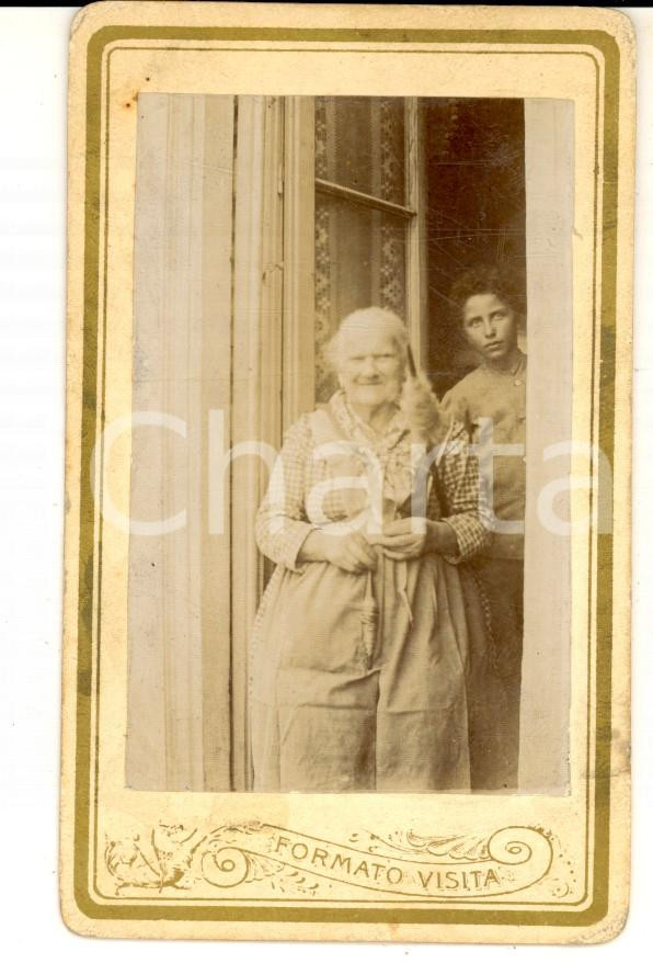 Fotografia d epoca originale 1900 ca ITALIA Ritratto di anziana filatrice con servo di colore  Foto RARA CDV 1