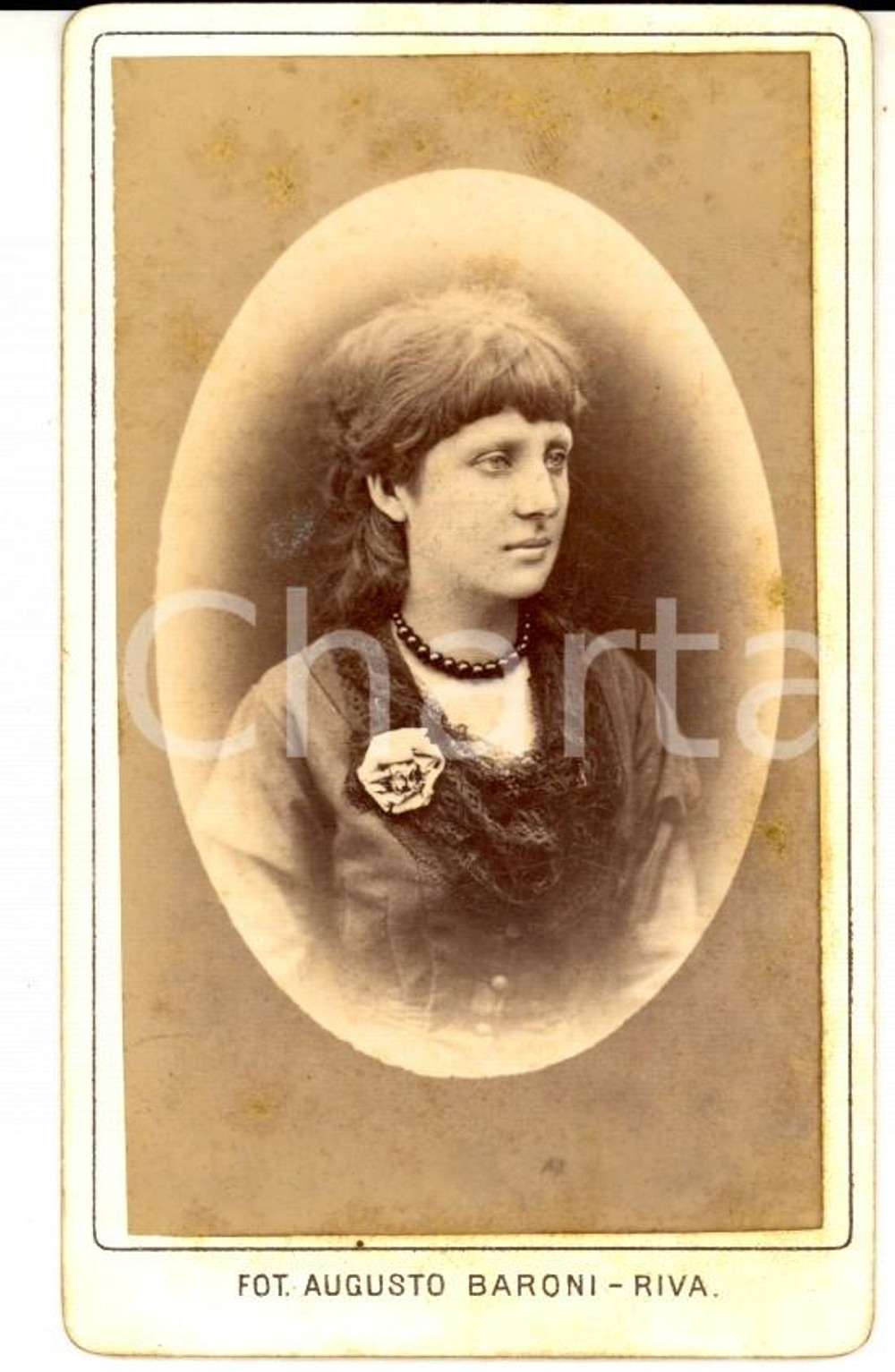 Fotografia d epoca originale 1881 RIVA DEL GARDA Ritratto di donna con rosa sul petto  Foto BARONI CDV 1