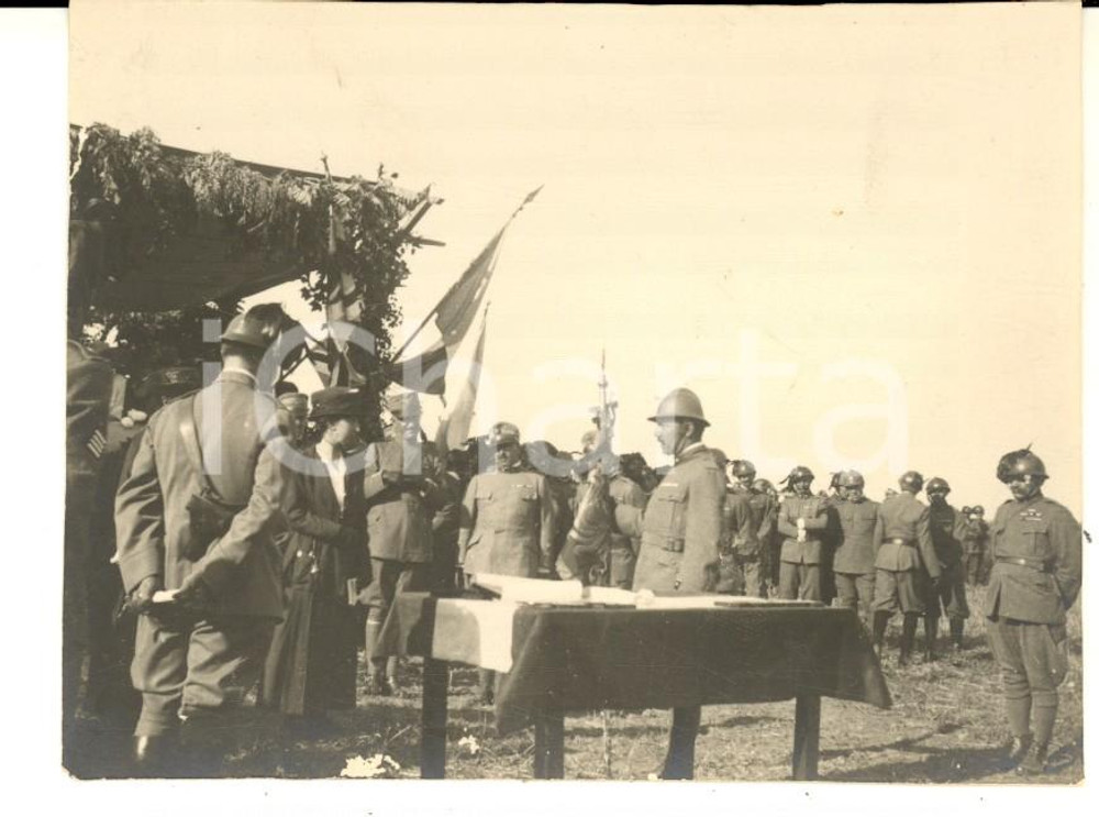 Fotografia d epoca originale 1918 WW1 BUSSOLENGO Consegna del gagliardetto al 6Â° BERSAGLIERI  Foto 10x8 1