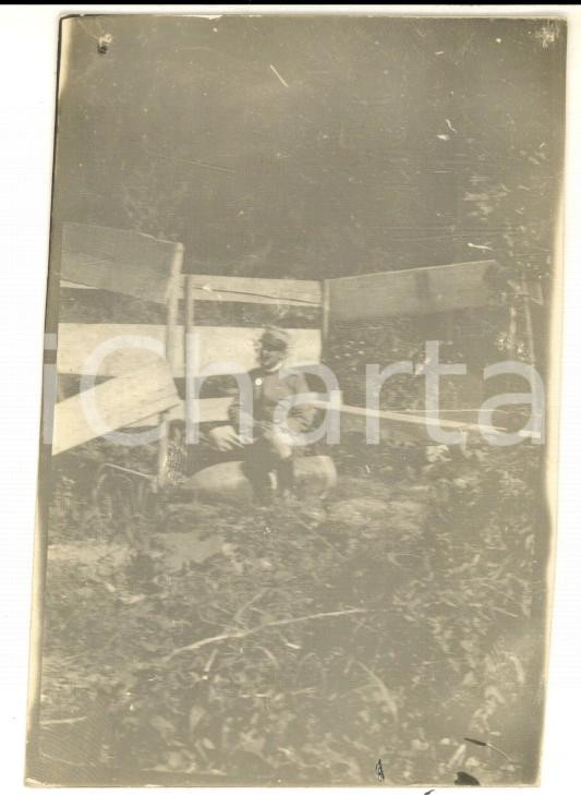 Fotografia d epoca originale 1915 ca WW1 GRADISCA Ufficiale con un ordigno inesploso Foto 7x10 cm 1