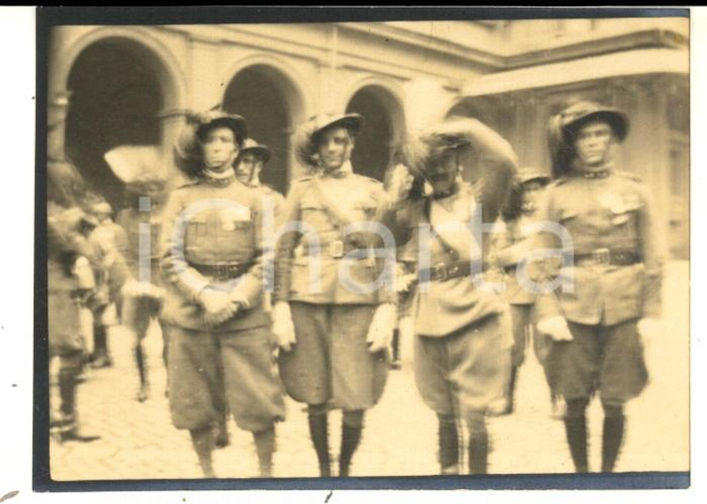 Fotografia d epoca originale 1920 ca AREA DI UDINE Bersaglieri del REGIO ESERCITO in una caserma Foto 8x5 1