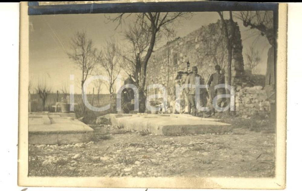 Fotografia d epoca originale 1919 POLAZZO / FOGLIANO REDIPUGLIA Visita a tomba sott. GASPARETTI Foto 9x6 cm 1