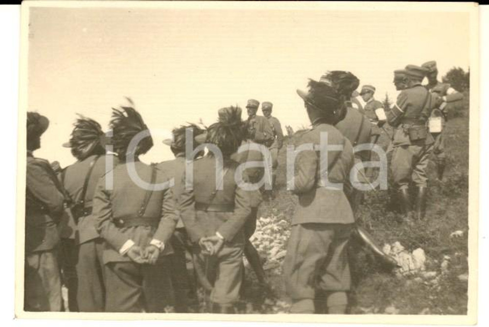 Fotografia d epoca originale 1923 POSTUMIA Conferenza BERSAGLIERI dopo una manovra  Foto 9x6 cm 1