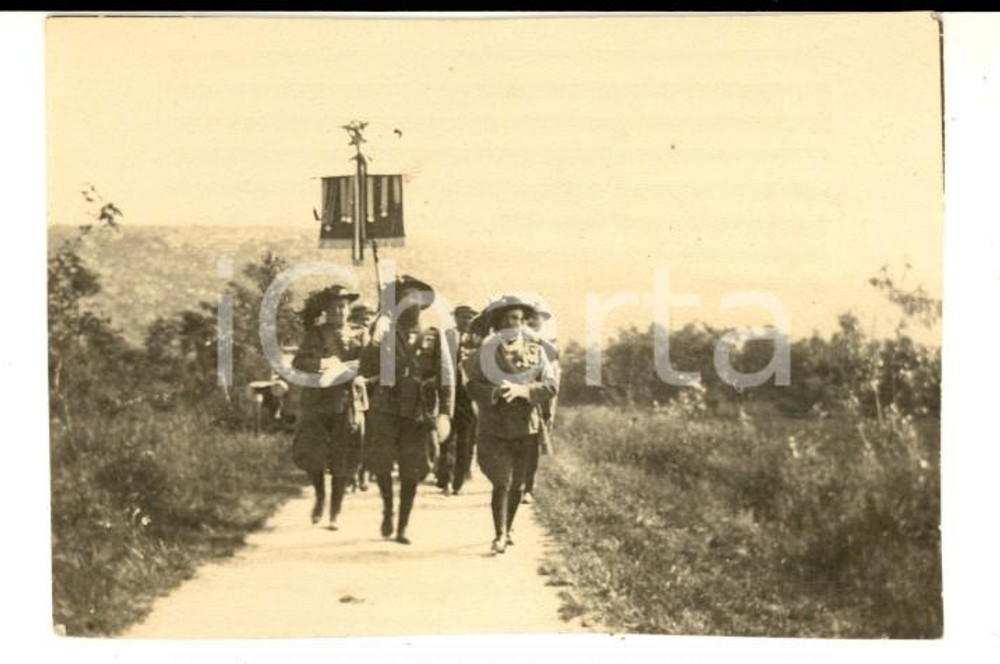 Fotografia d epoca originale 1923 REDIPUGLIA Bersaglieri verso inaugurazione Cimitero Invitti Foto 8x6 cm 1