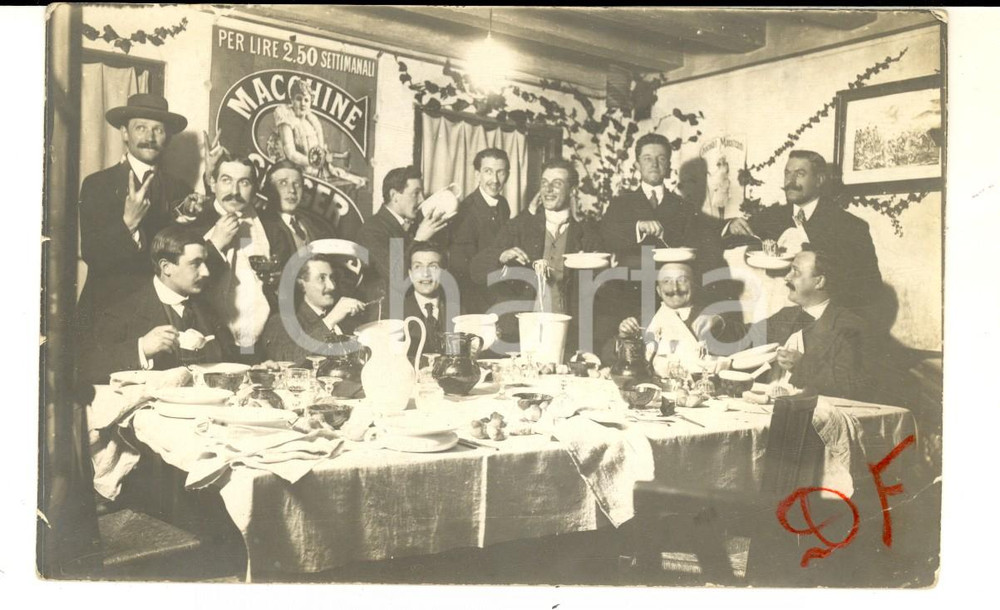 Fotografia d epoca originale 1910 ca ITALIA Una goliardica tavolata maschile  Foto con pubblicitÃ  SINGER 1