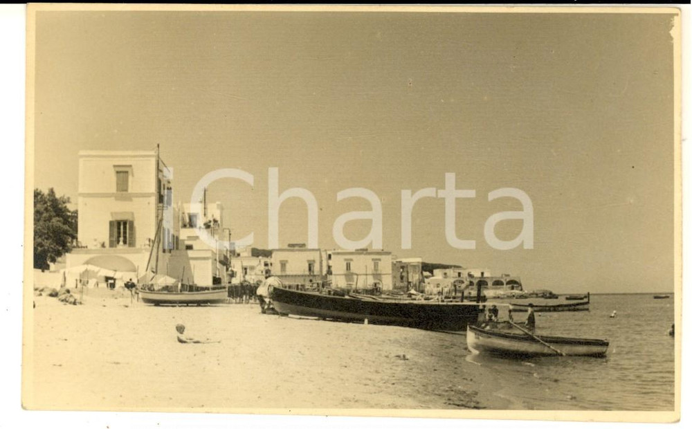 Fotografia d epoca originale 1930 ca NAPOLI Veduta di una spiaggia con le barche Foto ANIMATA bambino 14x8 1