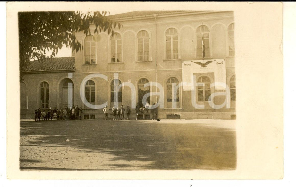 Fotografia d epoca originale 1930 ca ITALIA Bambini di un collegio con epigrafe ai Caduti  Foto cartolina 1