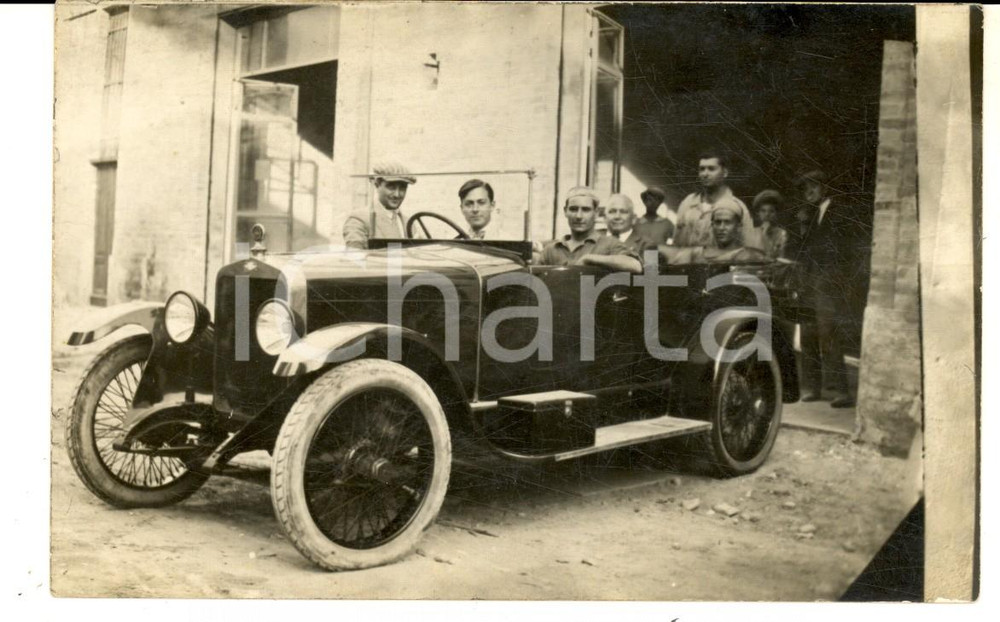 Fotografia d epoca originale 1927 NOVARA Operai e imprenditori in automobile presso officina Foto cartolina 1