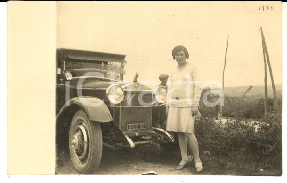 Fotografia d epoca originale 1928 AREA DI GENOVA Donna con ALFA ROMEO berlina in campagna Foto cartolina 1