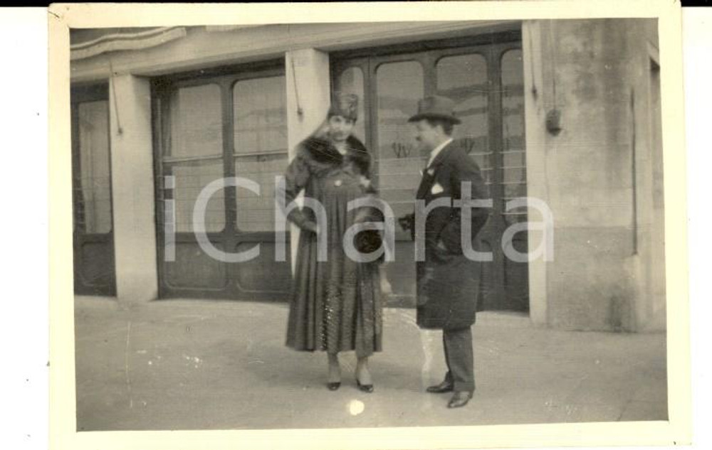 Fotografia d epoca originale 1917 VENEZIA Fondamenta delle Zattere ai Gesuati  Coppia in attesa Foto 8x6 1