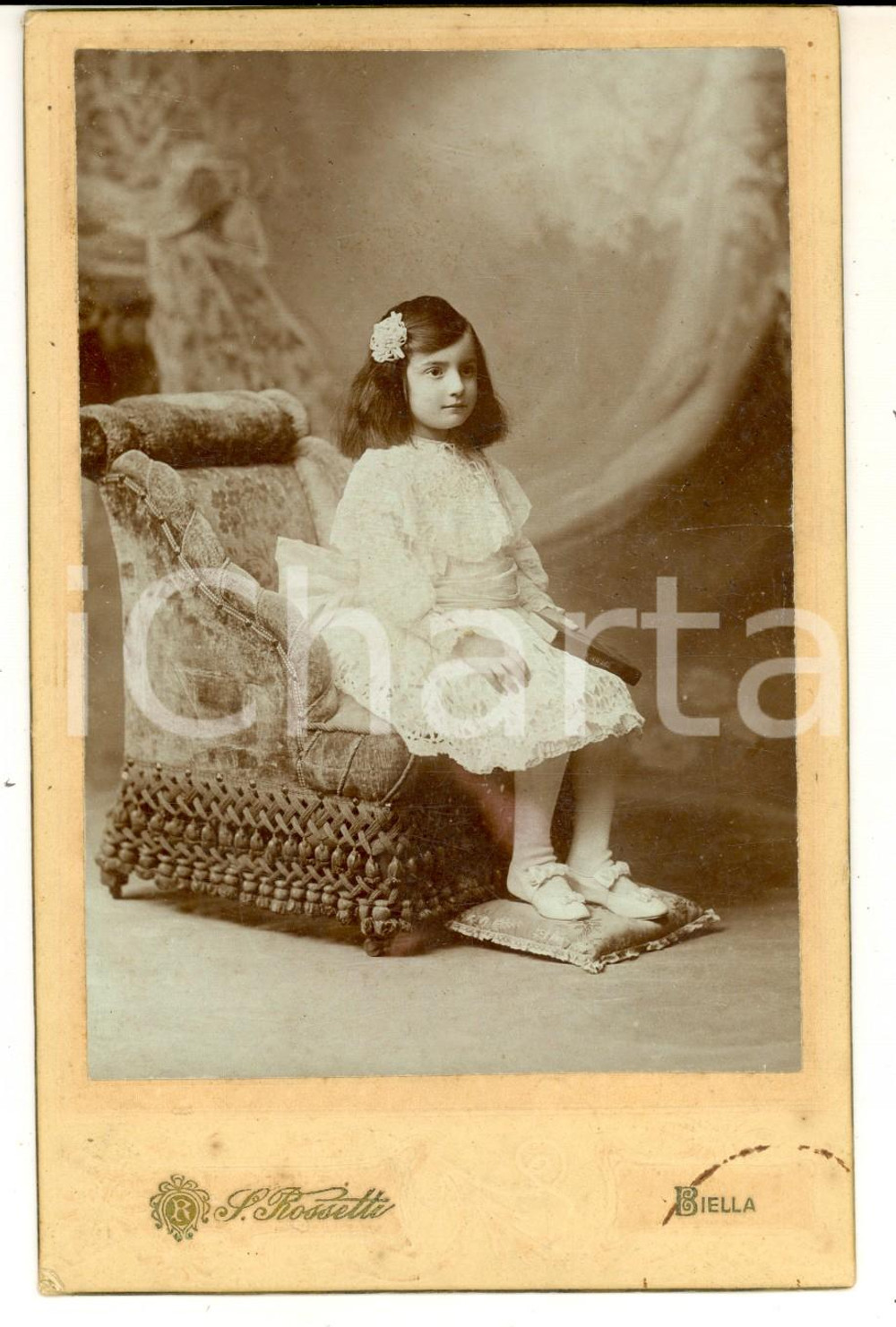 Fotografia d epoca originale 1890 ca BIELLA Ritratto di bambina seduta in abito di pizzo Foto ROSSETTI 11x16 1