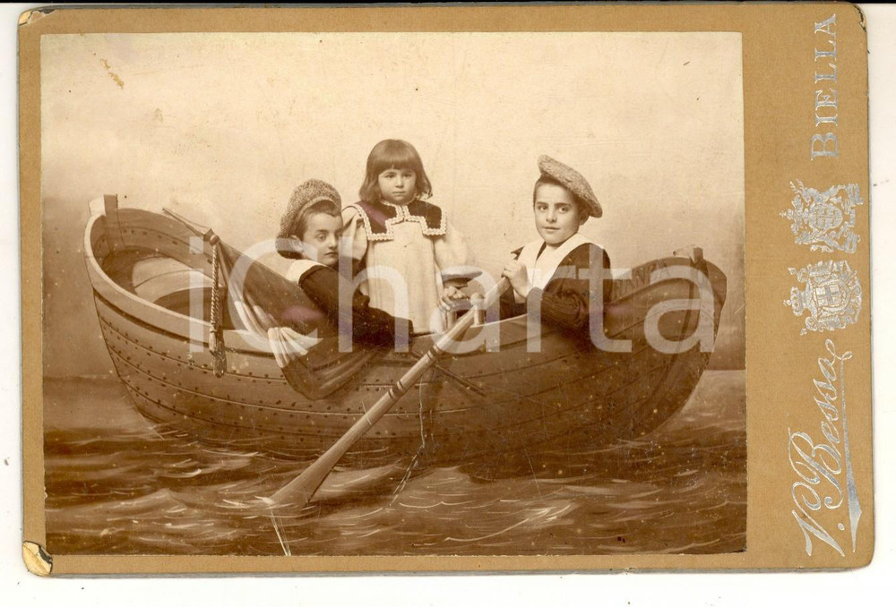 Fotografia d epoca originale 1890 ca BIELLA Ritratto di bambini su finta barca Foto Vittorio BESSO RARA 1