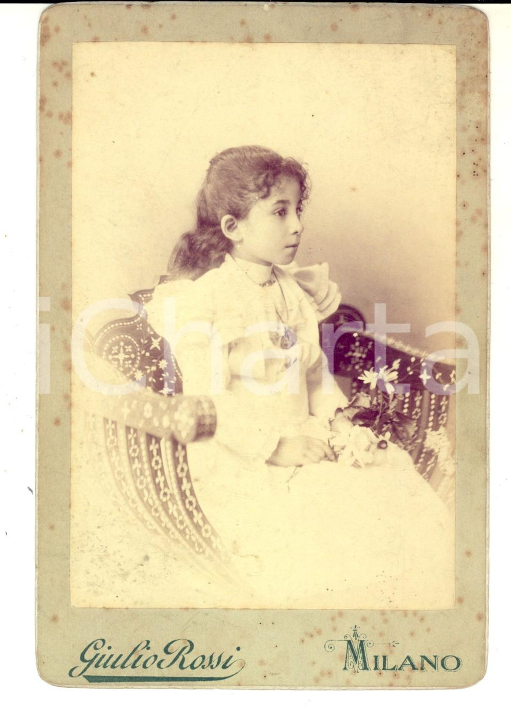 Fotografia d epoca originale 1890 ca MILANO Ritratto di bambina in abito bianco Foto Giulio ROSSI 11x16 1