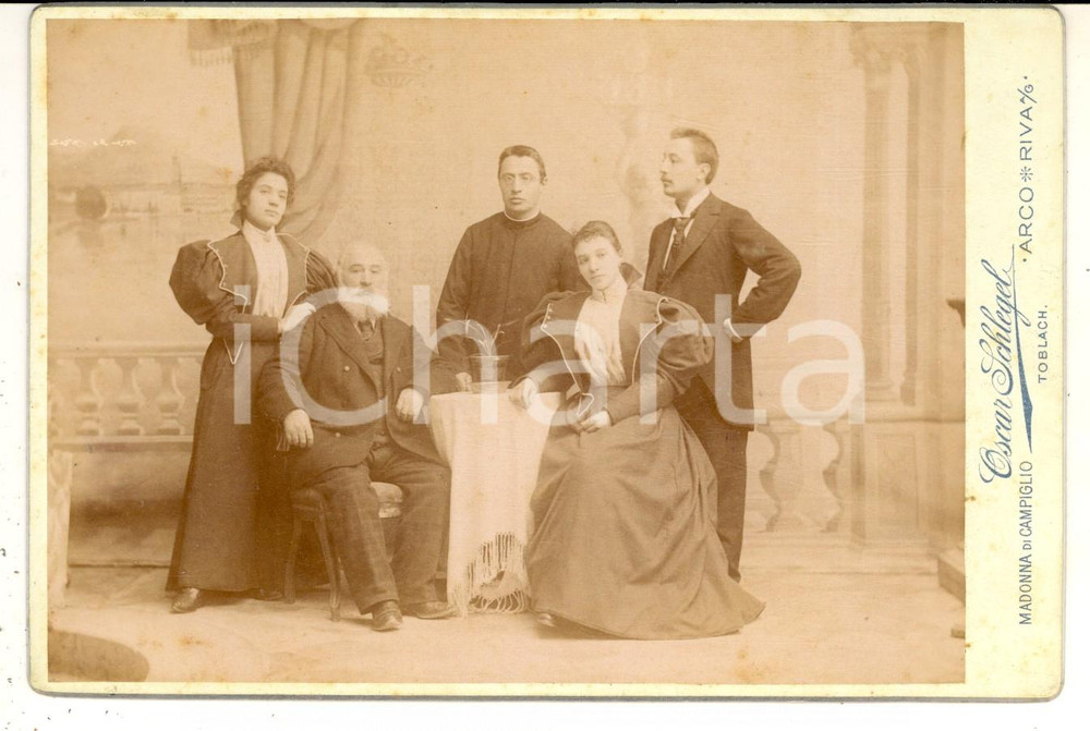 Fotografia d epoca originale 1890 ca ARCO TN Ritratto di famiglia con sacerdote Foto Oscar SCHLEGEL RARA 1