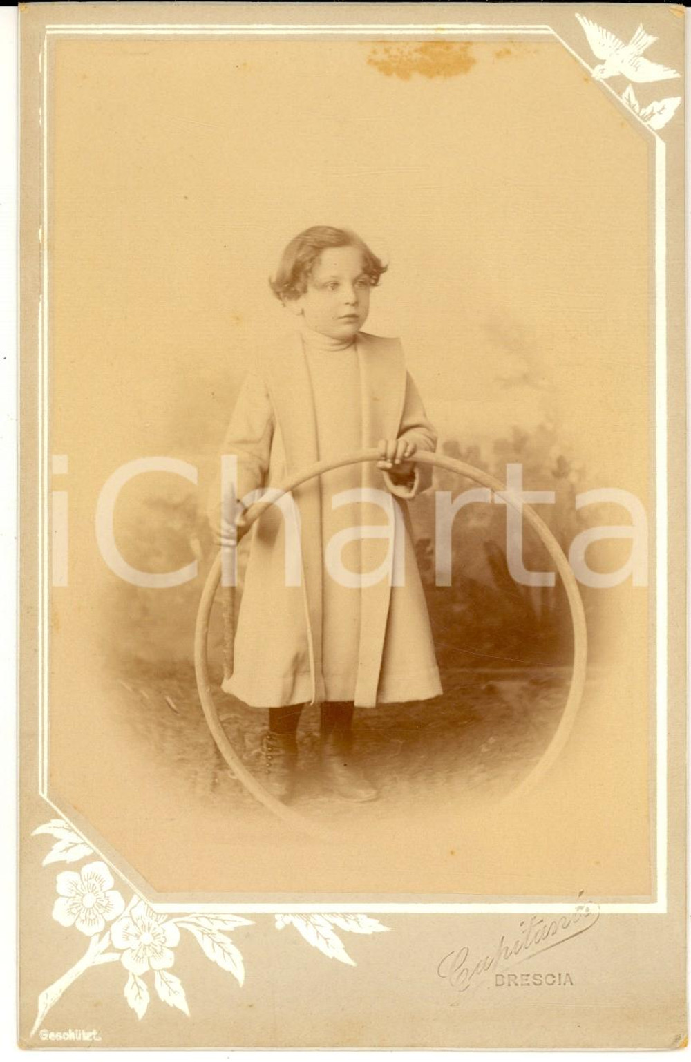 Fotografia d epoca originale 1900 ca BRESCIA Ritratto di bambino con il cerchio Foto CAPITANIO 11x16 1