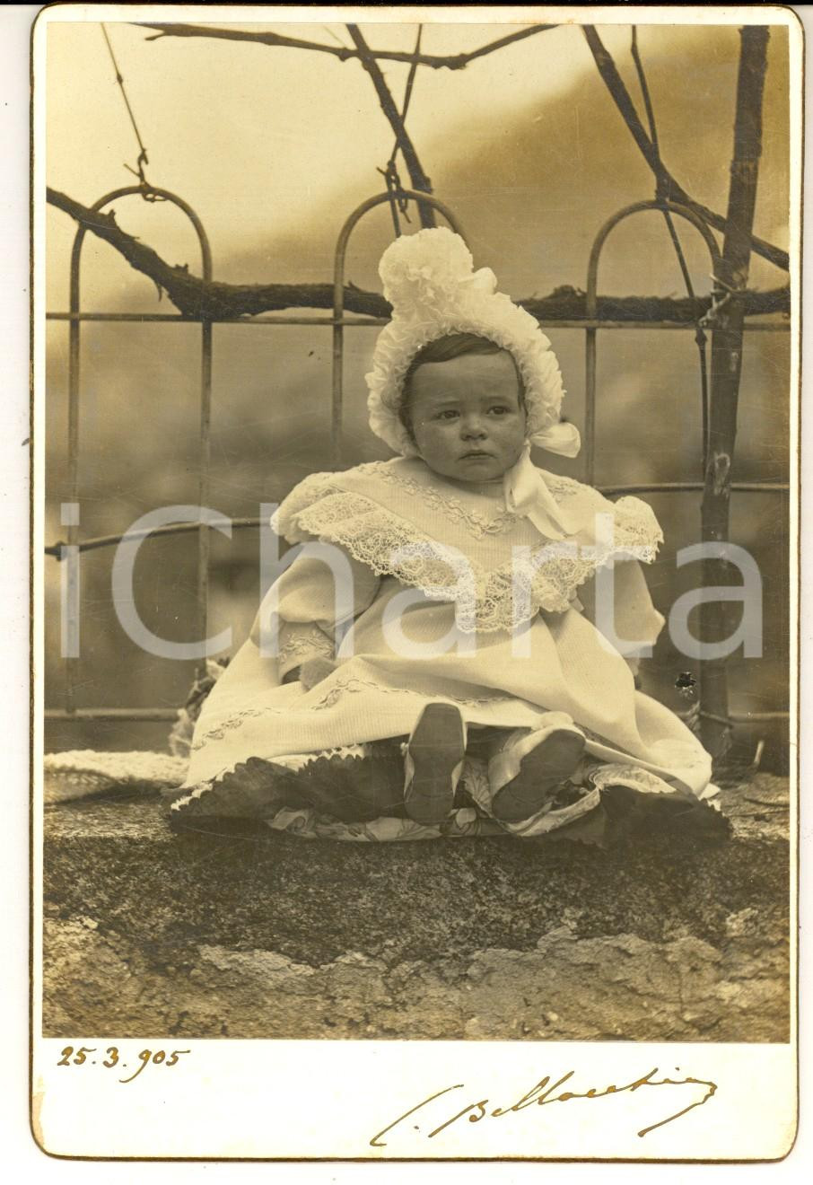 Fotografia d epoca originale 1905 ITALIA Ritratto di bambino in abito ricamato Foto C. BELLANTINO 11x16 1