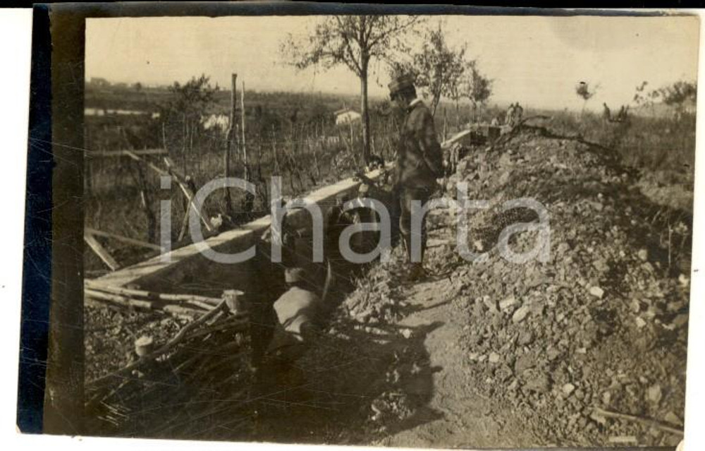 Fotografia d epoca originale 1915 WW1 ZONA DI GUERRA Soldati scavano un camminamento Foto 9x6 cm 1
