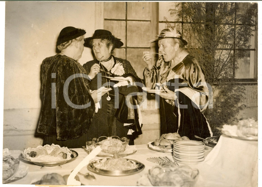 Fotografia d epoca originale 1951 HANNOVER Nozze Ernst di HANNOVER  Ortrud von Schleswig  Dame al rinfresco 1