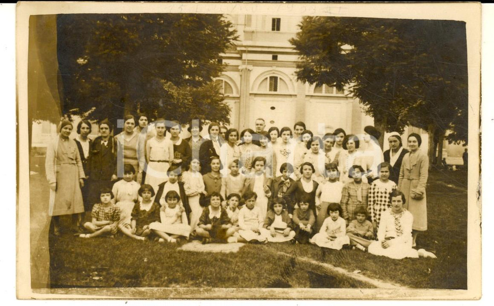 Fotografia d epoca originale 1930 ca SANTUARIO DI CARAVAGGIO Gruppo di giovani fedeli con il parroco  Foto 1