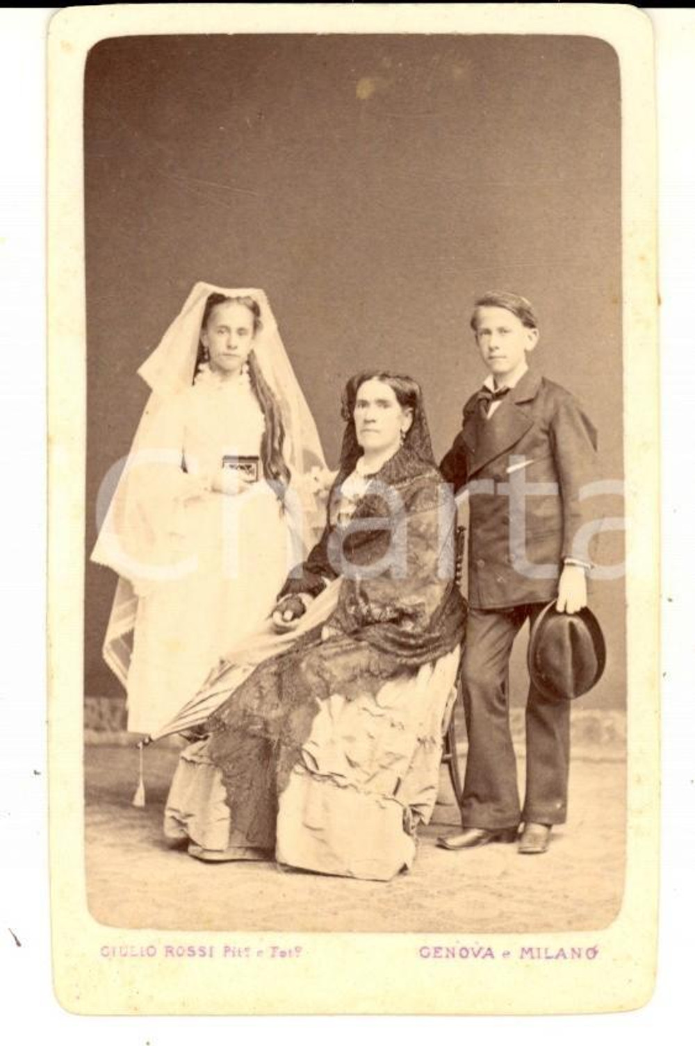 Fotografia d epoca originale 1880 ca MILANO Famiglia nobile alla Comunione della bambina Foto Giulio ROSSI 1