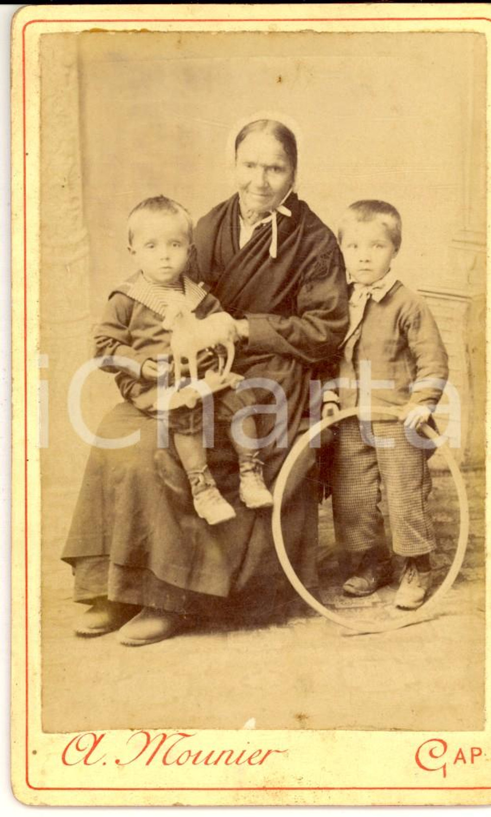 Fotografia d epoca originale 1900 ca GAP HautesAlpes Ritratto di anziana con i nipoti Foto A. MOUNIER 1