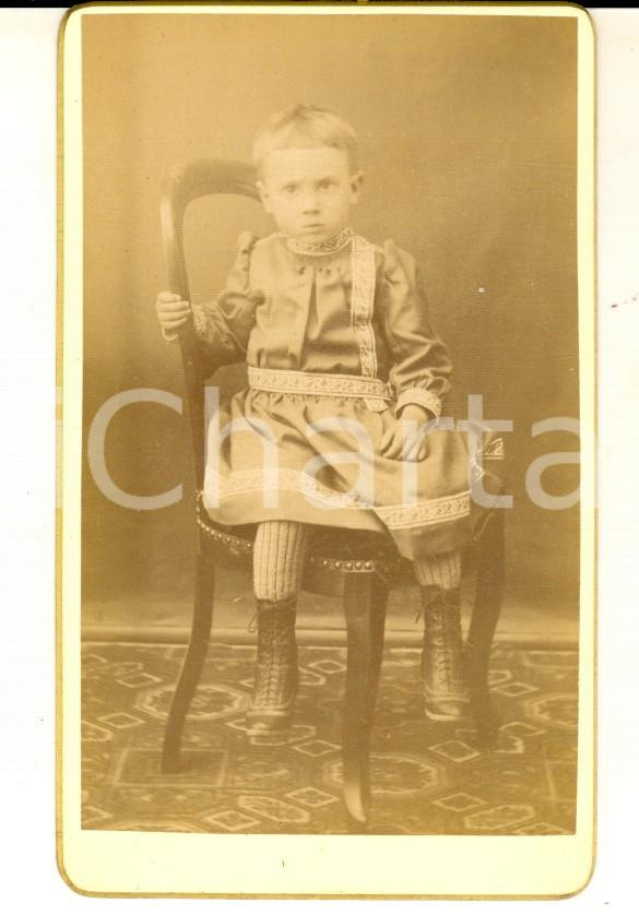 Fotografia d epoca originale 1900 ca CREST DROME Portrait d enfant sur chaise  Photo M.lle BRUYERE CDV 1