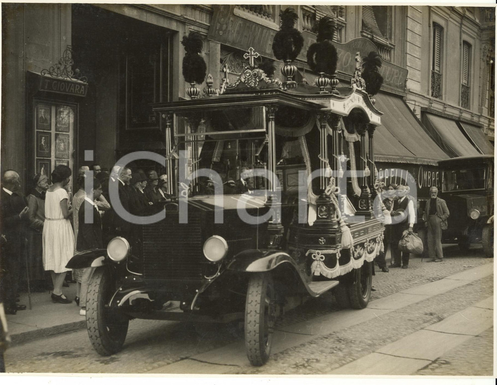Fotografia d epoca originale 1940 ca MILANO CORSO CONCORDIA Il carro funebre lascia la chiesa Foto 23x17 1