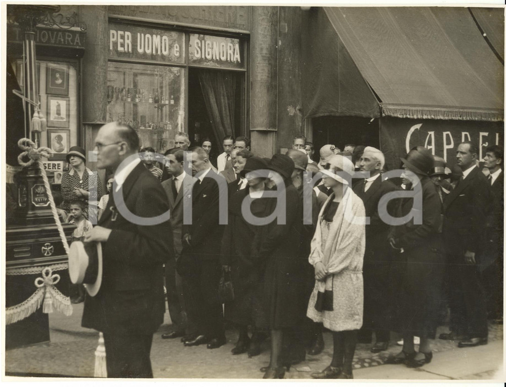 Fotografia d epoca originale 1940 ca MILANO CORSO CONCORDIA Processione per funerali di Innocente GALIMBERTI 1