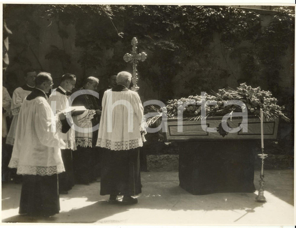 Fotografia d epoca originale 1940 ca MILANO Funerali di Innocente GALIMBERTI  Prete celebra il rito funebre 1