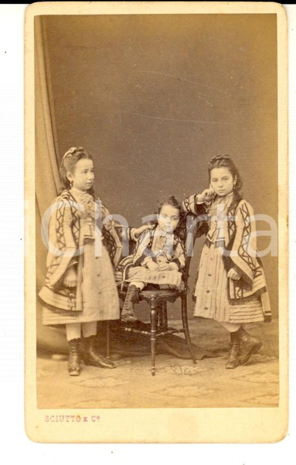 Fotografia d epoca originale 1880 ca GENOVA Ritratto di tre nobili bambine  Fotografia SCIUTTO CDV 1