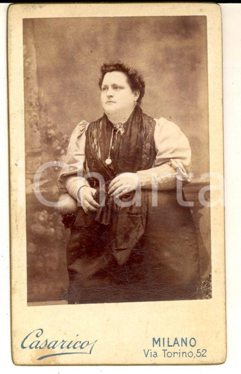 Fotografia d epoca originale 1900 ca MILANO Ritratto di donna con stola in pizzo  Foto CASARICO CDV 1