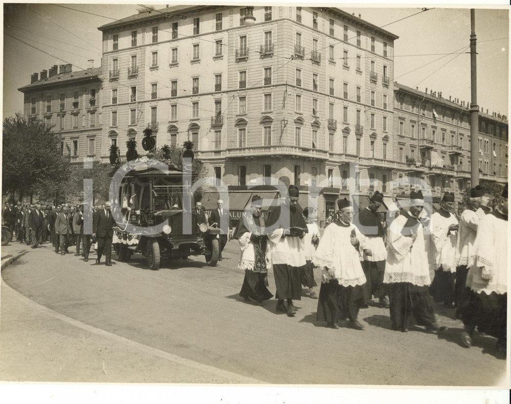 Fotografia d epoca originale 1940 ca MILANO CORSO CONCORDIA Sacerdoti durante corteo funebre  Foto 23x17 1