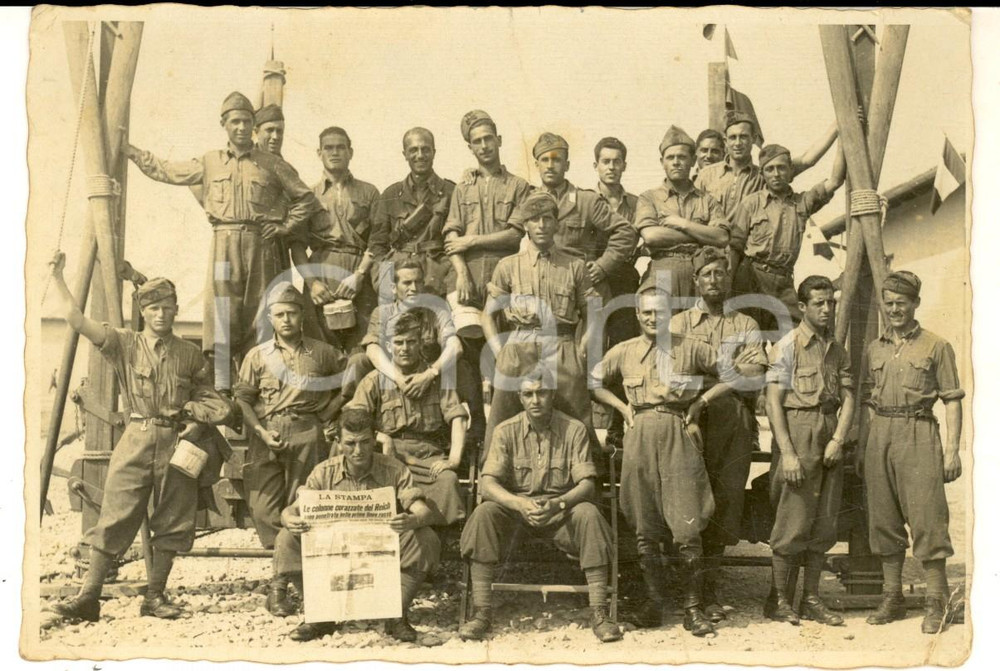 Fotografia d epoca originale 1941 WW2 ALBA CN Gruppo di soldati con copia del giornale LA STAMPA  Foto 1