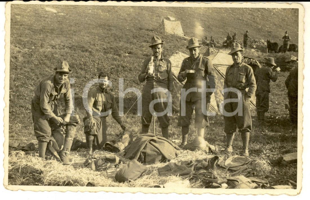 Fotografia d epoca originale 1941 WW2 GOLETTA SOTTANA Il bivacco di un gruppo di ufficiali Foto cartolina 1